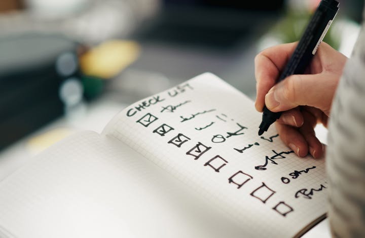 Checklist of factors to compare platforms—regulation, support, costs